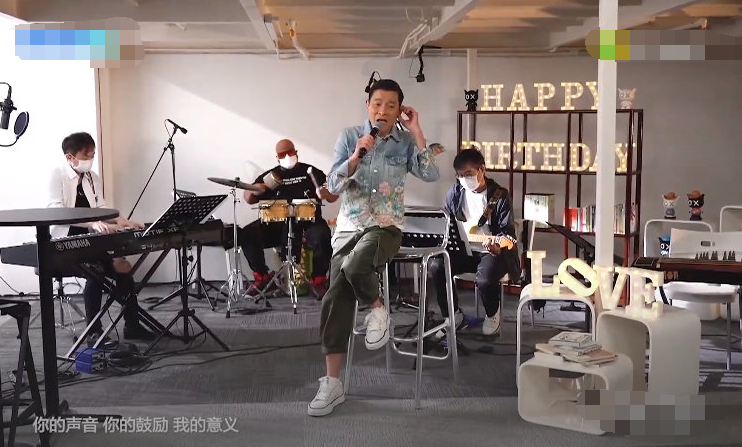 刘德华|刘德华直播庆59岁生日，哽咽感恩歌迷陪伴，皱纹明显男神也老了