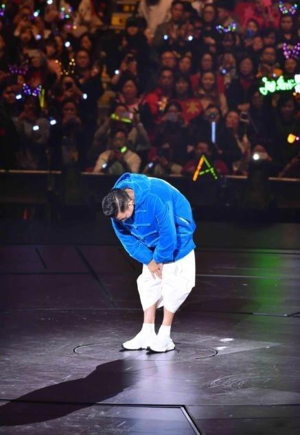 刘德华|刘德华直播庆59岁生日，哽咽感恩歌迷陪伴，皱纹明显男神也老了