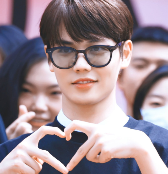 接下来的这个是林彦俊,颜值还是很高的,当初在节目里面就被大家称作是