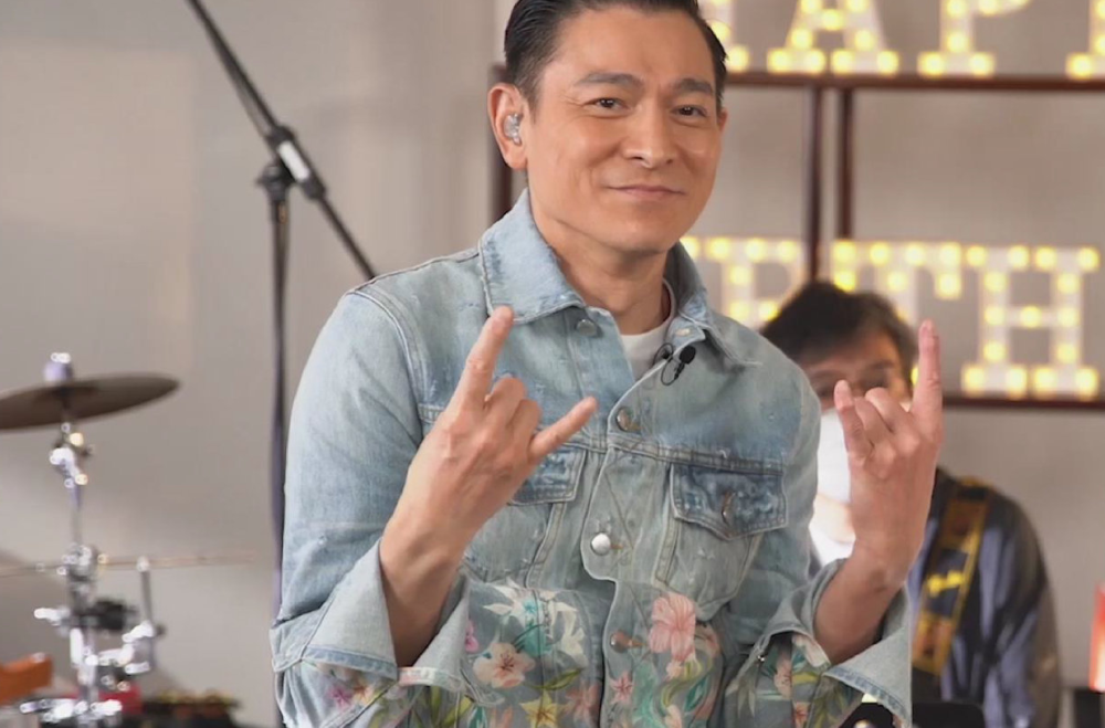 刘德华|刘德华直播庆59岁生日，哽咽感恩歌迷陪伴，皱纹明显男神也老了