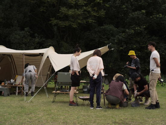 董花花|享受！董花花入秋露营自制海鲜餐 神秘男背影网友怀疑是蒋凡