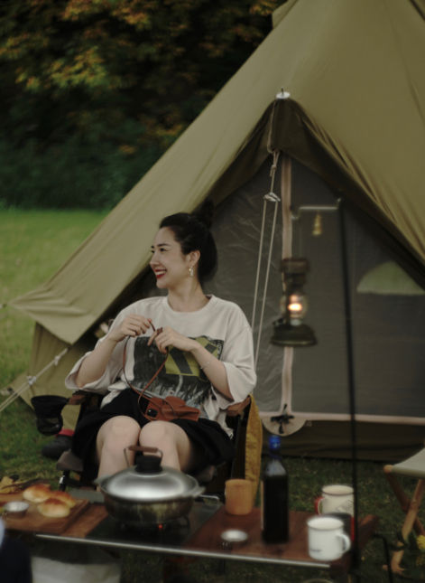 董花花|享受！董花花入秋露营自制海鲜餐 神秘男背影网友怀疑是蒋凡