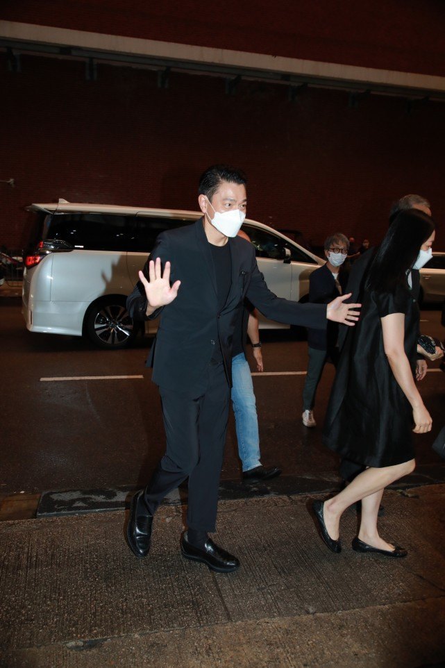 刘德华|刘德华直播庆59岁生日，哽咽感恩歌迷陪伴，皱纹明显男神也老了