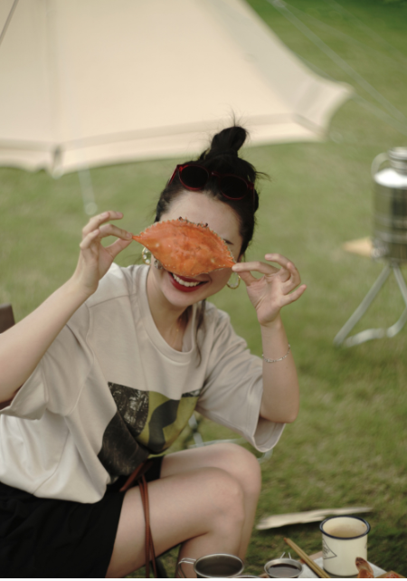 董花花|享受！董花花入秋露营自制海鲜餐 神秘男背影网友怀疑是蒋凡