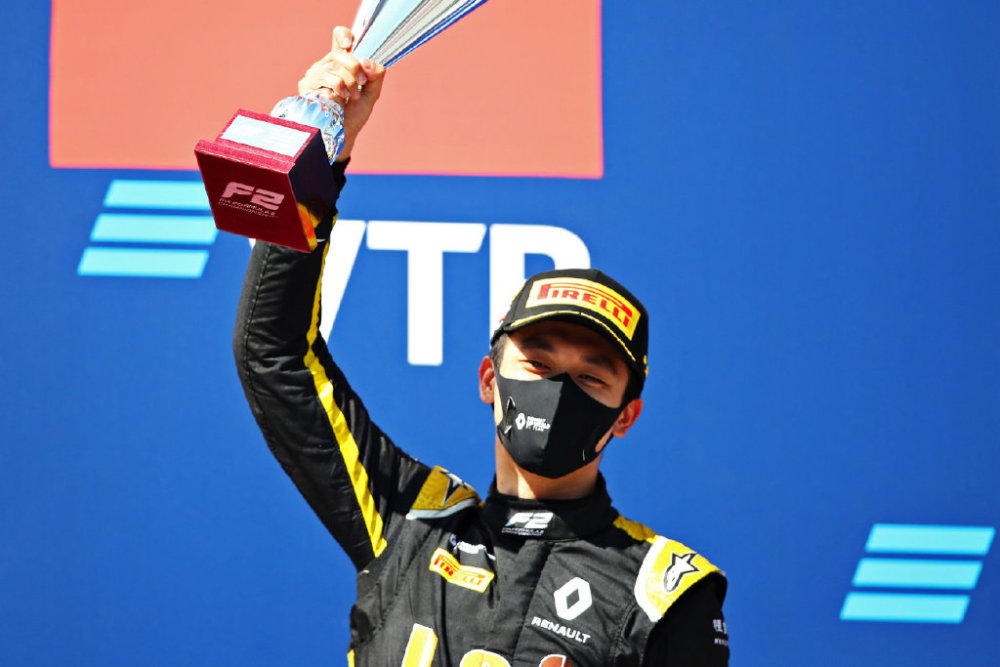 创造历史中国车手周冠宇登上f2锦标赛最高领奖台