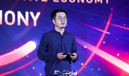 董花花|享受！董花花入秋露营自制海鲜餐 神秘男背影网友怀疑是蒋凡