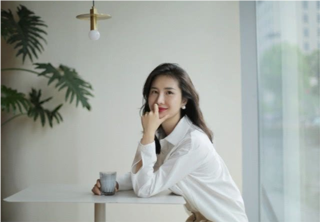 董花花|享受！董花花入秋露营自制海鲜餐 神秘男背影网友怀疑是蒋凡