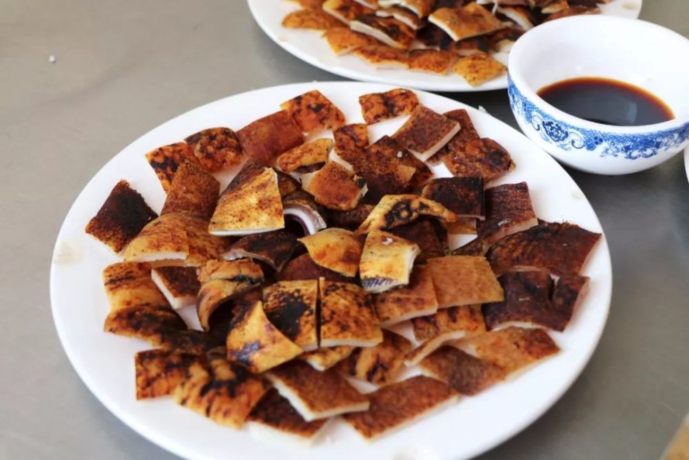 一道火烧猪皮,在云南也能吃出多种花样!