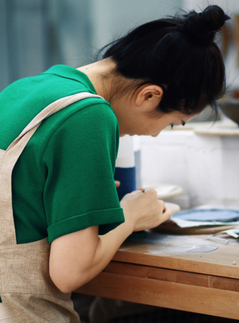 董花花|享受！董花花入秋露营自制海鲜餐 神秘男背影网友怀疑是蒋凡