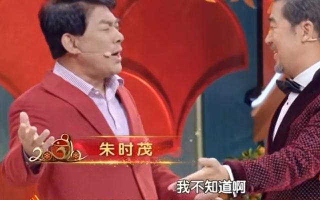 朱时茂|朱时茂参加百花奖后，被曝乘大巴回酒店，独自坐后座状态疲惫显凄凉