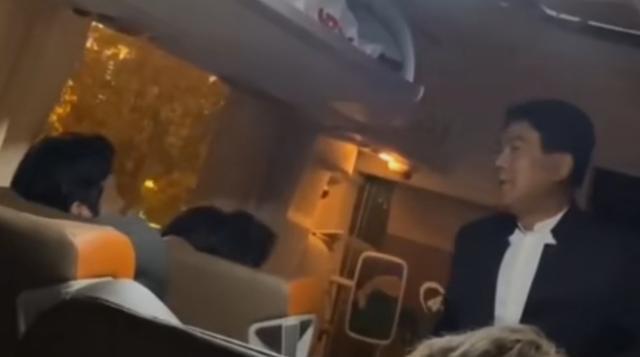 朱时茂|朱时茂参加百花奖后，被曝乘大巴回酒店，独自坐后座状态疲惫显凄凉