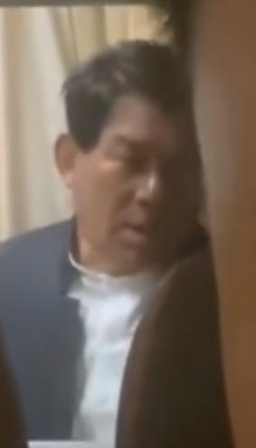 朱时茂|朱时茂参加百花奖后，被曝乘大巴回酒店，独自坐后座状态疲惫显凄凉