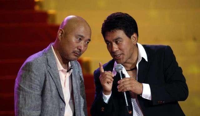 朱时茂|朱时茂参加百花奖后，被曝乘大巴回酒店，独自坐后座状态疲惫显凄凉