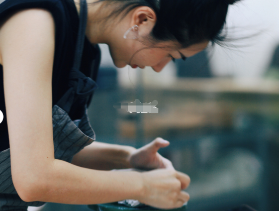 董花花|享受！董花花入秋露营自制海鲜餐 神秘男背影网友怀疑是蒋凡