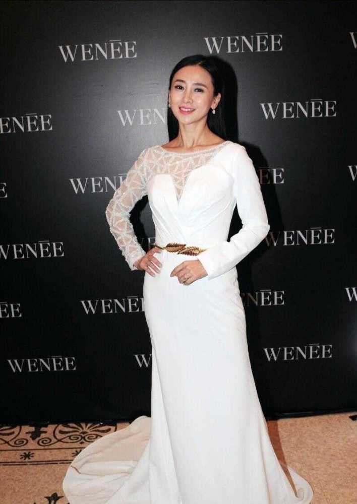 翁虹衣服品味在线身穿一袭白色晚礼服参加活动女神范十足