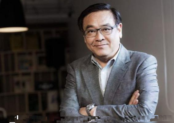 看尔冬升年轻时候的照片,虽然是导演做幕后的,但是你会发现他的颜值都