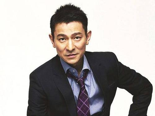 刘德华|刘德华59岁生日直播，唱经典歌曲答谢粉丝，精神状态好消瘦许多