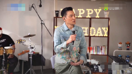 刘德华|刘德华59岁生日直播，唱经典歌曲答谢粉丝，精神状态好消瘦许多