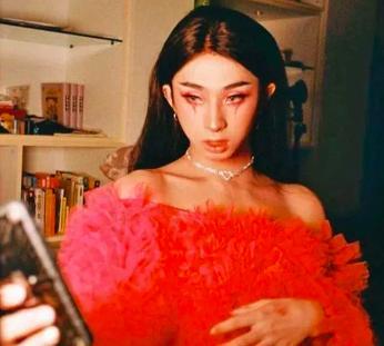 伊能静|伊能静儿子再晒女装照，穿粉色薄纱裙姿势妖娆，曾因此行为受争议