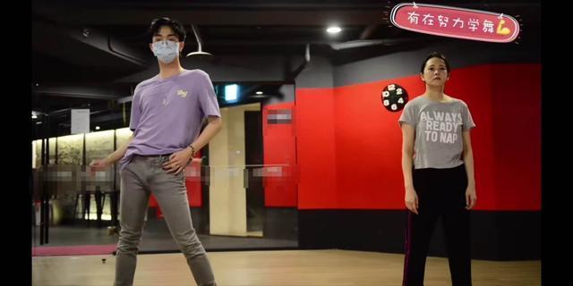 伊能静|伊能静儿子再晒女装照，穿粉色薄纱裙姿势妖娆，曾因此行为受争议