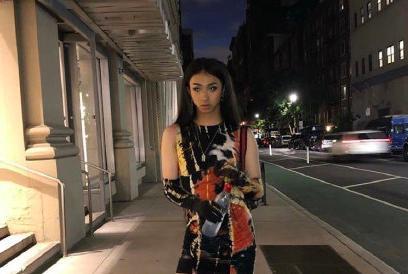 伊能静|伊能静儿子再晒女装照，穿粉色薄纱裙姿势妖娆，曾因此行为受争议