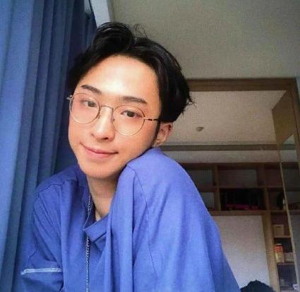 伊能静|伊能静儿子再晒女装照，穿粉色薄纱裙姿势妖娆，曾因此行为受争议