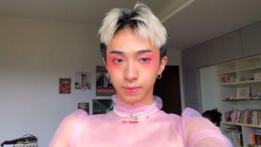 伊能静|伊能静儿子再晒女装照，穿粉色薄纱裙姿势妖娆，曾因此行为受争议