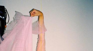 伊能静|伊能静儿子再晒女装照，穿粉色薄纱裙姿势妖娆，曾因此行为受争议