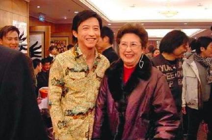 伊能静|伊能静儿子再晒女装照，穿粉色薄纱裙姿势妖娆，曾因此行为受争议