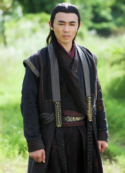 向问天,日月神教光明左使,江湖外号天王老子,足智多谋,性情豪迈,与