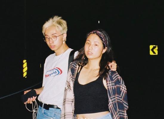 伊能静|不再藏掖！伊能静之子哈利大方晒女装，薄纱衣裙配精致妆容超粉嫩