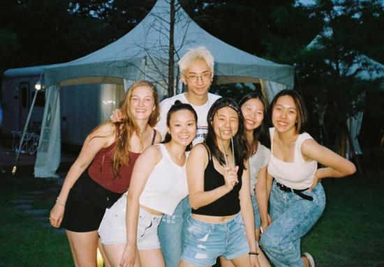 伊能静|不再藏掖！伊能静之子哈利大方晒女装，薄纱衣裙配精致妆容超粉嫩