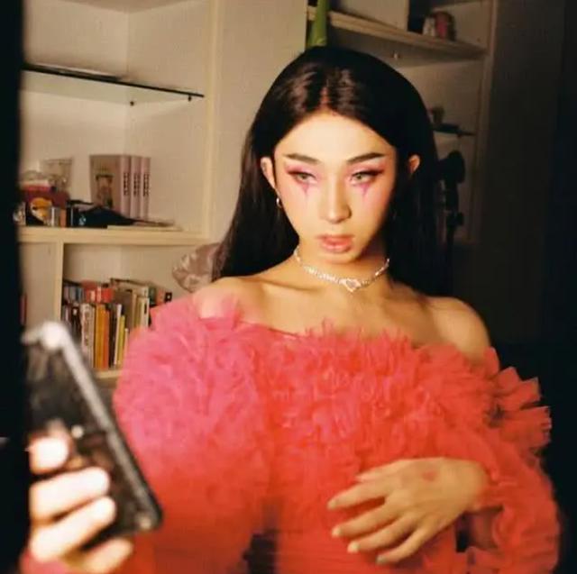 伊能静|不再藏掖！伊能静之子哈利大方晒女装，薄纱衣裙配精致妆容超粉嫩