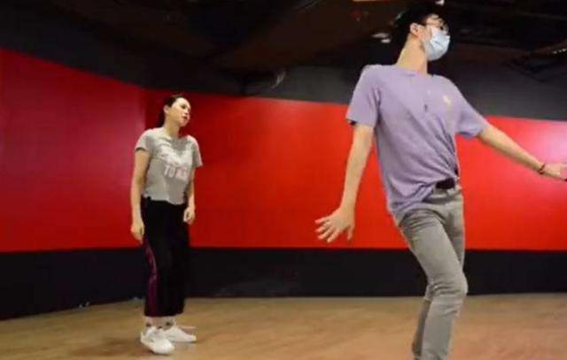 伊能静|不再藏掖！伊能静之子哈利大方晒女装，薄纱衣裙配精致妆容超粉嫩