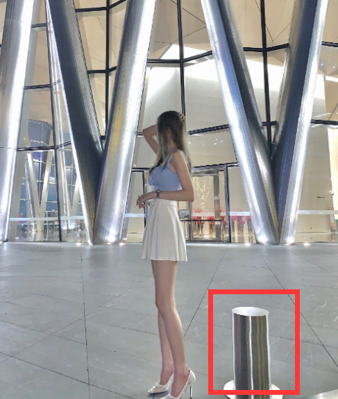 些过了头,因为她拍摄的一组照片虽然显得腿又细又长,但是脚却变得很大