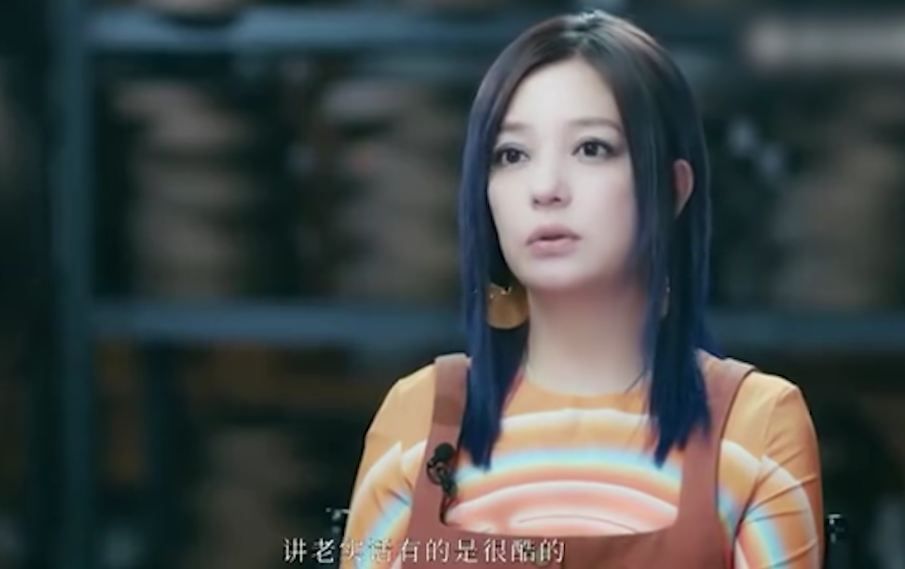 赵薇|四十女人一枝花，赵薇被曝与富二代男子逛超市，转型成功事业红火