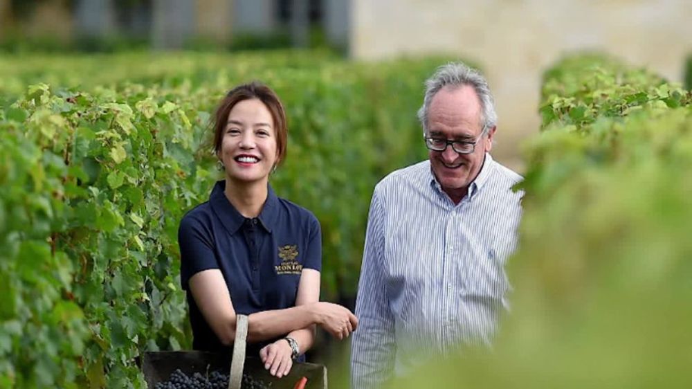 赵薇|四十女人一枝花，赵薇被曝与富二代男子逛超市，转型成功事业红火