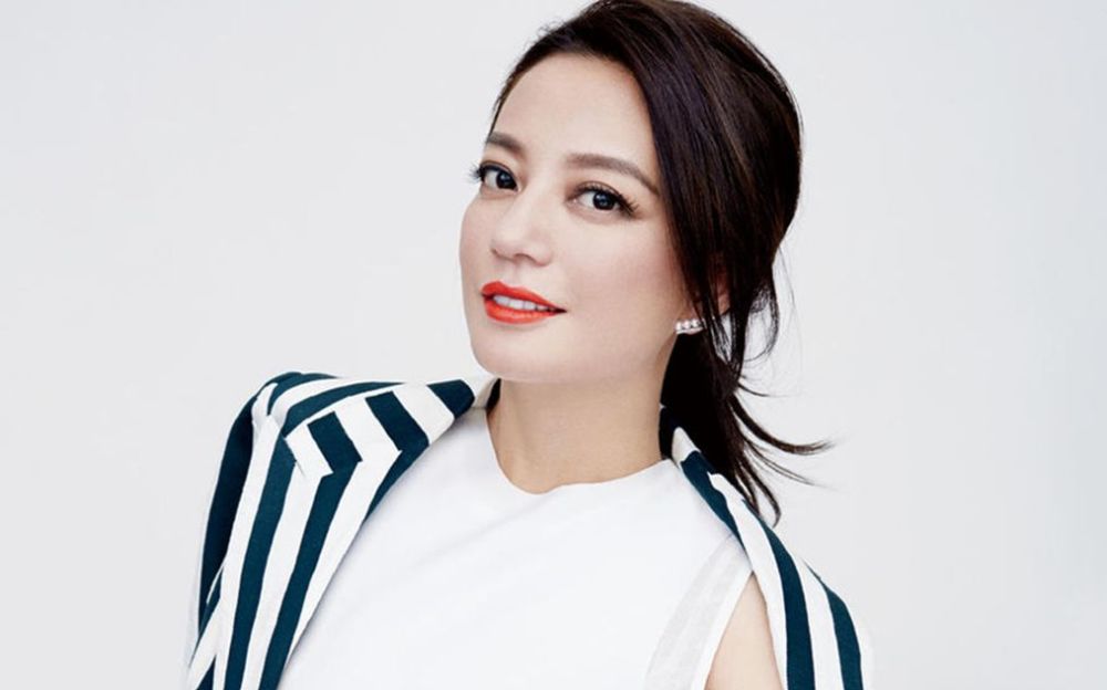 赵薇|四十女人一枝花，赵薇被曝与富二代男子逛超市，转型成功事业红火