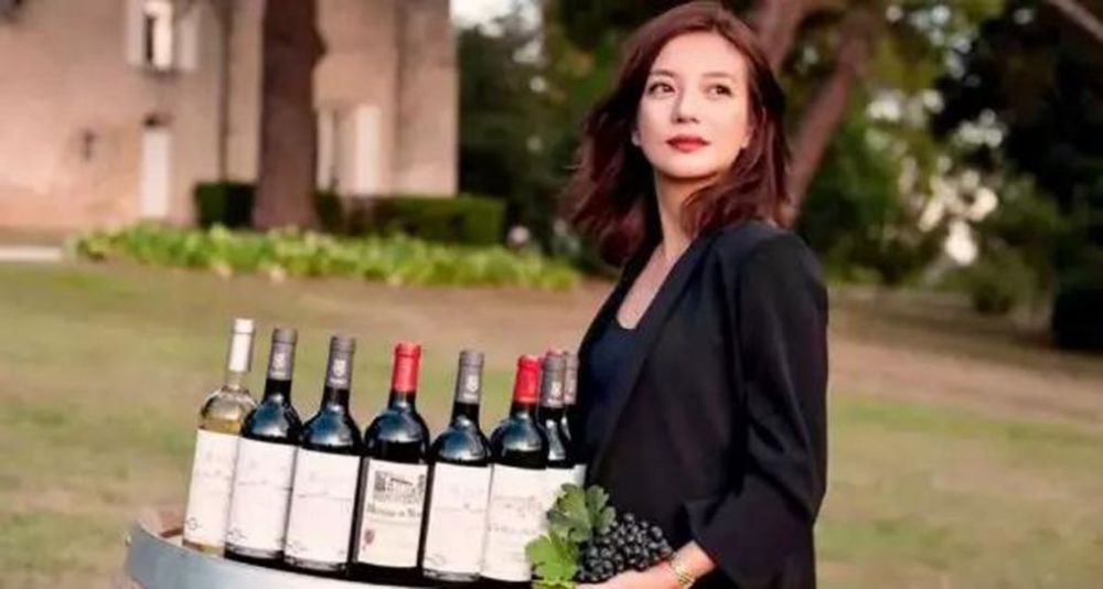 赵薇|四十女人一枝花，赵薇被曝与富二代男子逛超市，转型成功事业红火