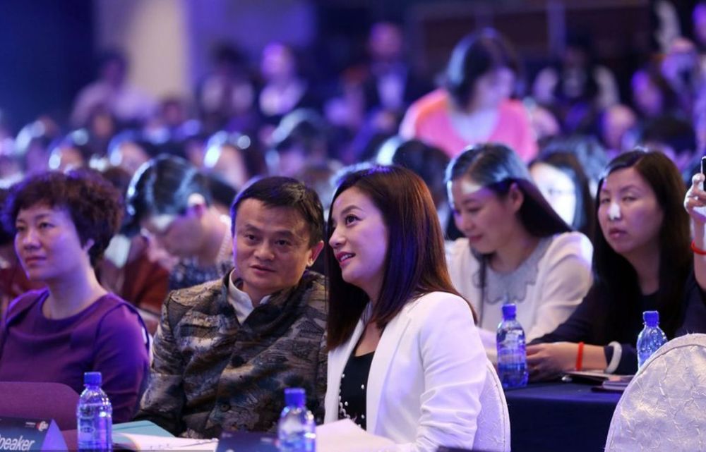 赵薇|四十女人一枝花，赵薇被曝与富二代男子逛超市，转型成功事业红火