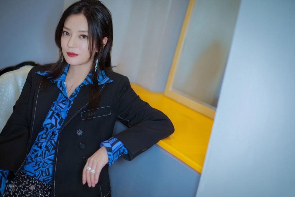 赵薇|四十女人一枝花，赵薇被曝与富二代男子逛超市，转型成功事业红火