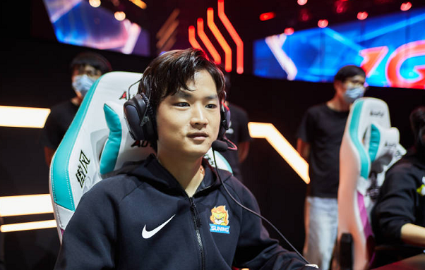 sn和vg展开训练赛焕烽苦练德莱文首富整活拿出莫甘娜打野