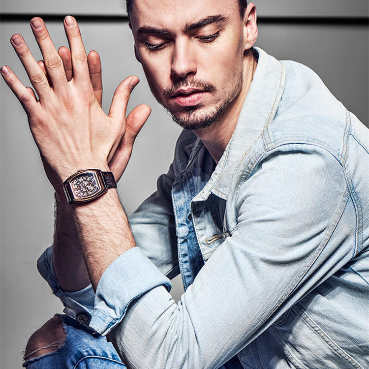 这款来自kennethcole的防水自动机械表透过酒桶型外观直视3d立体式