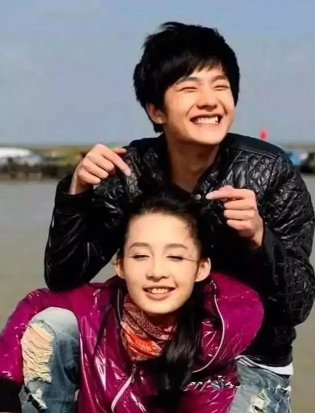 李沁|李沁杨洋旧情复燃？李沁直播要求工作室撤掉单身声明，经纪人回应