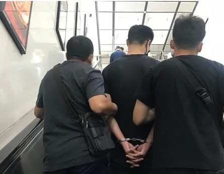 色狼|北京地铁上，在“色狼”寻找“猎物”时，“猎人”也已蓄势待发……