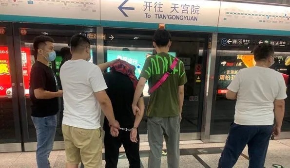 色狼|北京地铁上，在“色狼”寻找“猎物”时，“猎人”也已蓄势待发……