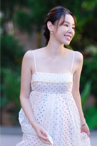 38岁tvb女星晒吊带裙照,腹部明显隆起!被赞四肢纤瘦零水肿