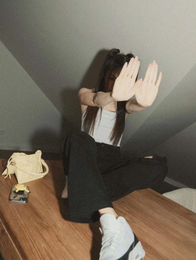 程晓玥|郑恺前女友程晓玥自家豪宅拍大片，扎双马尾穿小背心，身材傲人