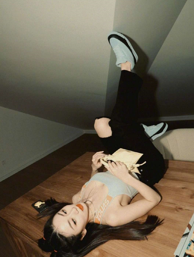 程晓玥|郑恺前女友程晓玥自家豪宅拍大片，扎双马尾穿小背心，身材傲人