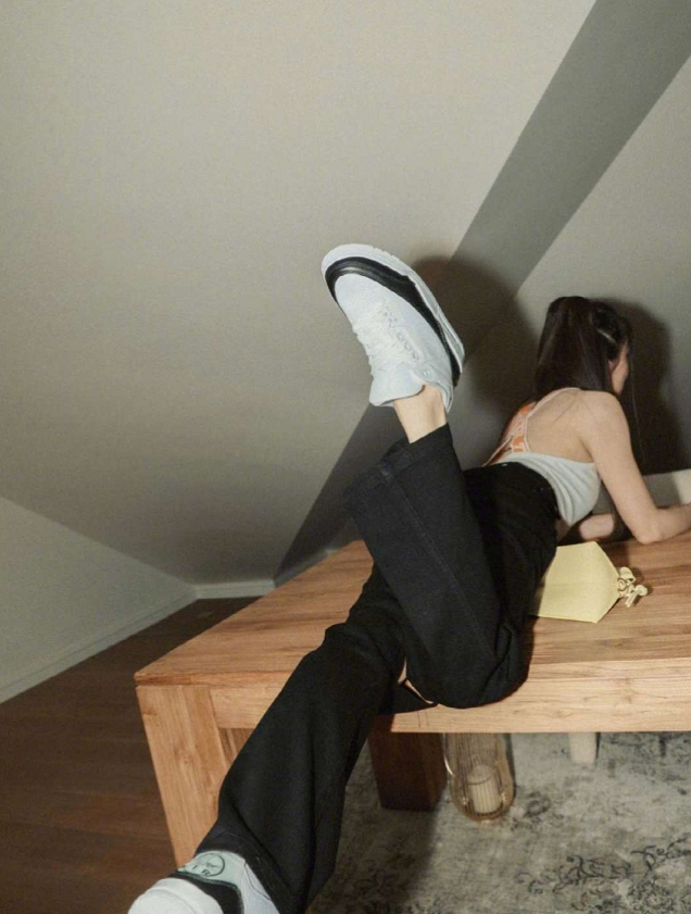 程晓玥|郑恺前女友程晓玥自家豪宅拍大片，扎双马尾穿小背心，身材傲人